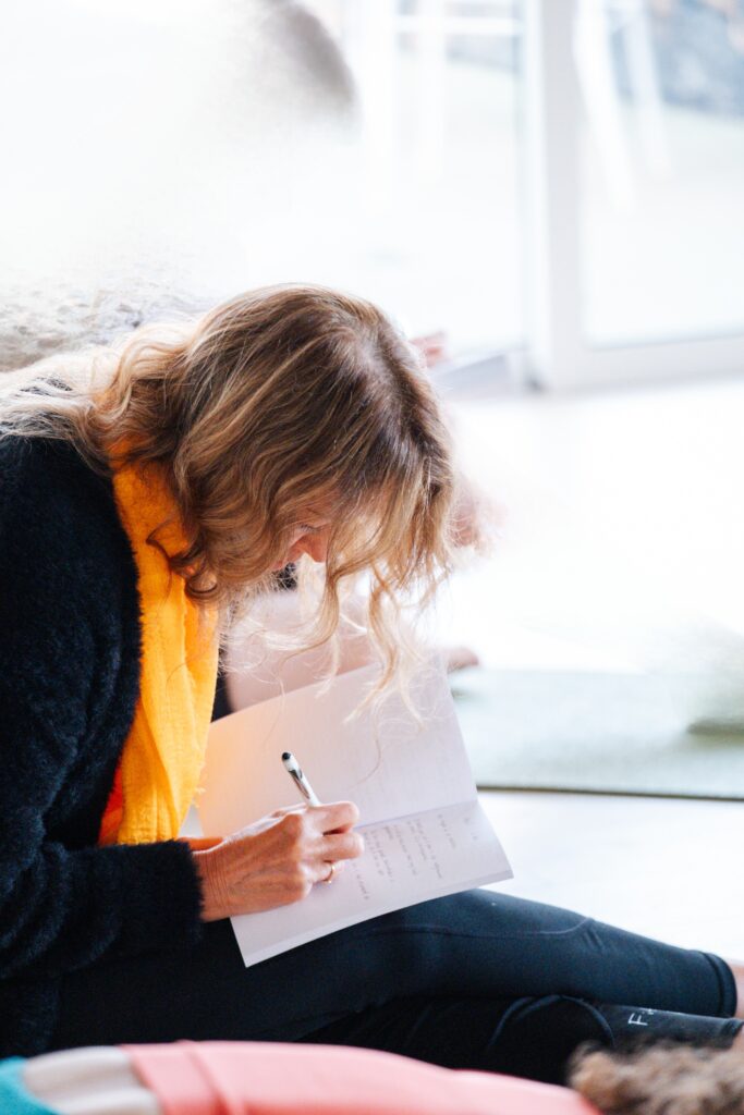 Schrijven in een notitieboek tijdens een oefening